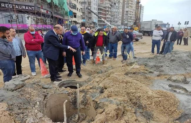 رئيس صرف الاسكندرية يتابع أعمال رفع كتل خرسانية في شارع ٤٥