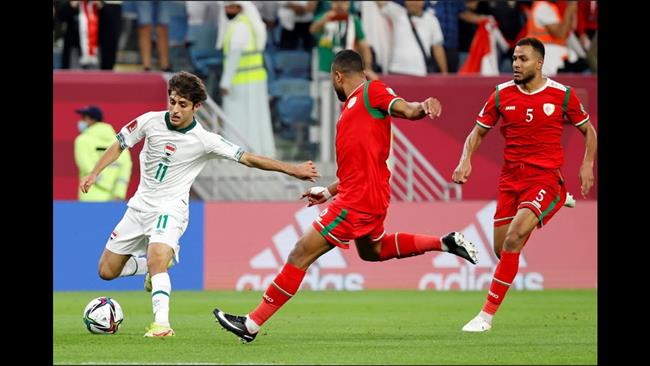 مدرب العراق يقتحم أرض ملعب مباراة فريقه أمام عمان.. فيديو