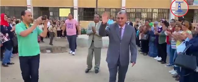 طريقة مبتكرة لتوديع مدير مدرسة بلغ سن المعاش.. شاهد