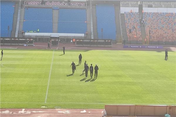 لاعبو الزمالك يتفقدون أرضية ستاد القاهرة قبل القمة