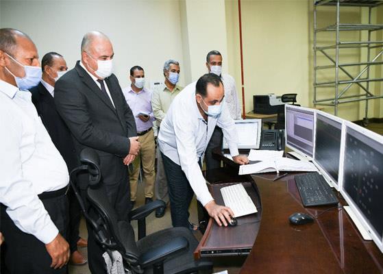 محافظ قنا يتابع سير العمل بمركز تحكم الكهرباء الإقليمي بنجع حمادي بعد تطويرة