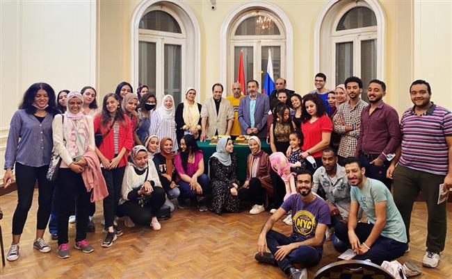 تكريم متطوعى ملتقى المسرح الجامعى بالبيت الروسى