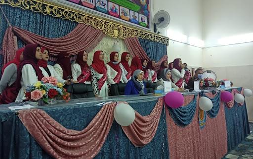 طالبات كلية الدراسات الإسلامية بالإسكندرية تستقبل رئيس جامعة الأزهر بالورود