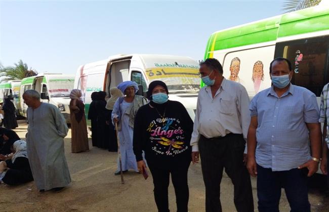 محافظ أسوان يتابع القوافل الطبية بتوقيع الكشف الطبي على 2217 مواطنًا