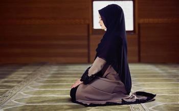   الإفتاء: لا يجوز للمرأة إمامة زوجها في الصلاة