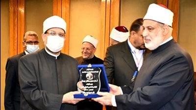 وكيل الأزهر يهدى درع كلية الدعوة لوزير الأوقاف
