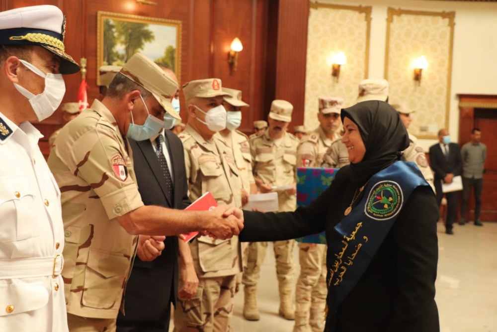 الجيش الثانى الميدانى يكرم أسر الشهداء ومصابى العمليات الحربية.. صور