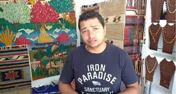 طالب يعرض منتجاته فى معرض الطلبة المنتجين 