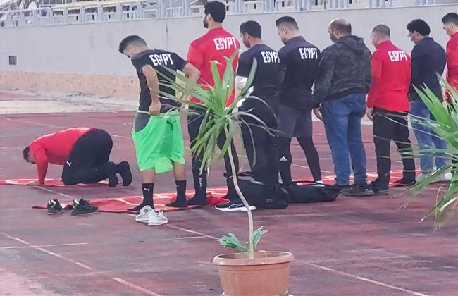 منتخب مصر يؤدى صلاة المغرب بالتدريبات الجماعية