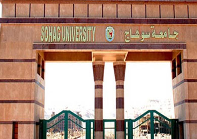رئيس جامعة سوهاج يكرم الحاجة «جميلة»