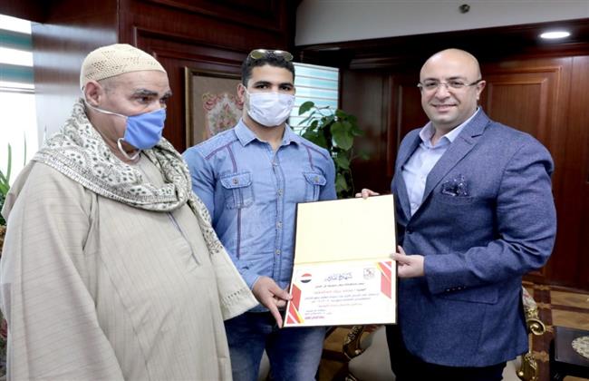 محافظ بني سويف يكرم «محمد بريك» بطل العالم في رفع الأثقال للمكفوفين