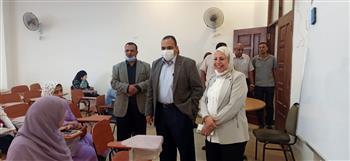 نائب رئيس جامعة بنها لشئون التعليم والطلاب يتفقد قاعات الدراسة بمركز الإختبارات
