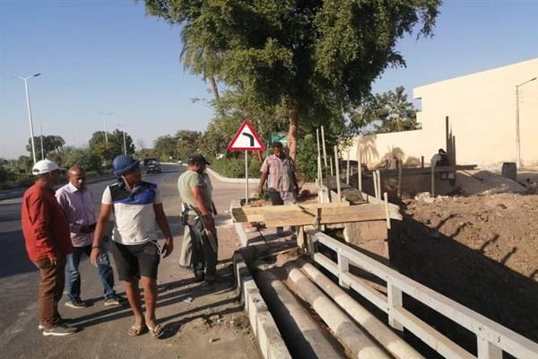 رئيس مدينة الأقصر يتابع إزالة الاشغالات وتبطين الترع وتأهيل المسارات السياحية