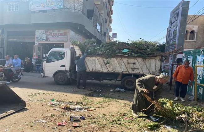 رفع 92 طن مخلفات أتربه وتقليم أشجار بغرب الإسكندرية 