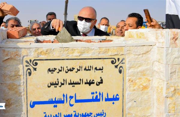 محافظ قنا يضع حجر الأساس لبدء العمل بمدينة الأمل