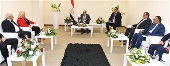 وزير الإنتاج الحربي ونائب وزير الاقتصاد الروماني يبحثان التعاون الثنائي