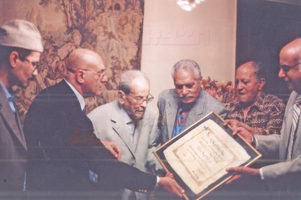 في ذكرى ميلاد نجيب محفوظ.. صور نادرة من ارشيف أكتوبر ودار المعارف