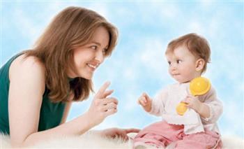التحدث للأطفال يساعدهم على تعلم الكلمات