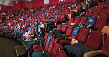 بسبب عاصفة ثلجية.. 120 شخصًا يقضون ليلة كاملة داخل السينما