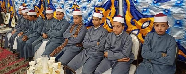 في لمسة وفاء.. تلاميذ يؤدون واجب العزاء بالزي الأزهري في وفاة شيخهم بالشرقية.. صور