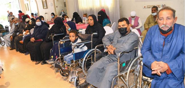 محافظ قنا يسلم 120 جهاز تعويضي لذوى الهمم في الاحتفال بيومهم العالمى 