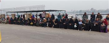   توافد المواطنين علي سيارة وزارة الصحة للحصول علي لقاح كورونا بنجع حمادي