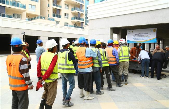 «القوي العاملة»  و«صناع الخير» يوزعان نظارات طبية بالعلمين الجديدة  