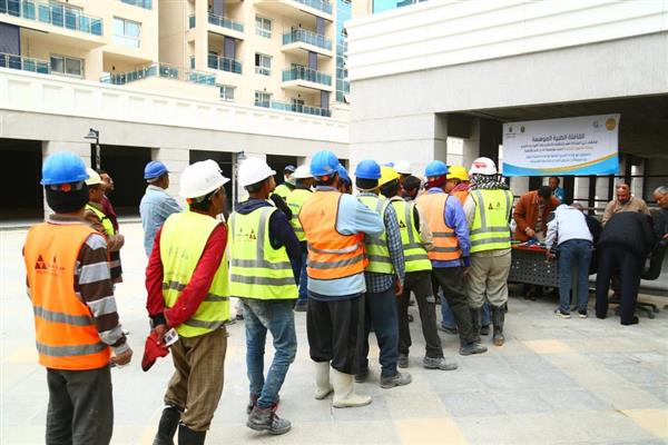 «القوي العاملة»  و«صناع الخير» يوزعان نظارات طبية بالعلمين الجديدة