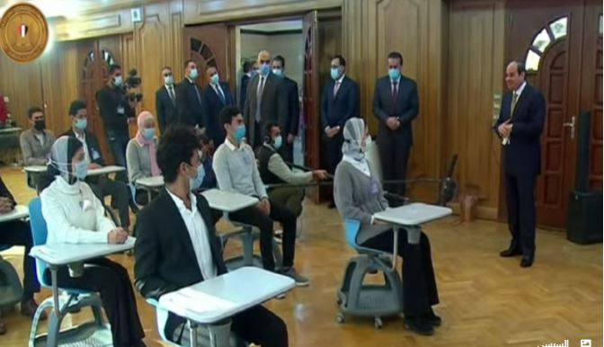 الرئيس السيسي يتفقد كليات جامعة كفر الشيخ ويستمع لمشروعات التخرج لعدد من الطلاب