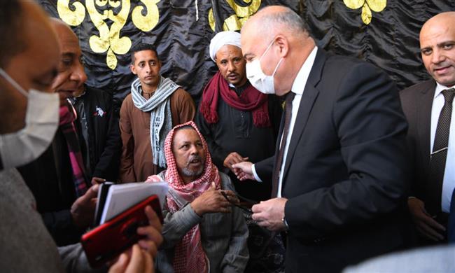 أجهزة محافظة قنا تتحرك لرعاية أسرة طفل «بائع الجرجير» بنجع حمادى 