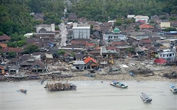 زلزال قوي يضرب إندونيسيا والسكان يهرعون إلى الشوارع