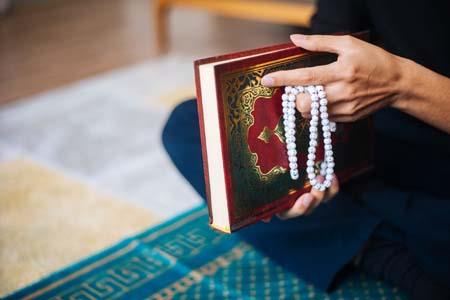 الطالبة هاجر تقرأ القرآن غيبا باتقان كامل دون خطأ واحد في 10 ساعات فقط