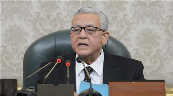 رئيس البرلمان يداعب النواب بسبب مصافحتهم: «بتوحوشوا بعض ولا أيه»