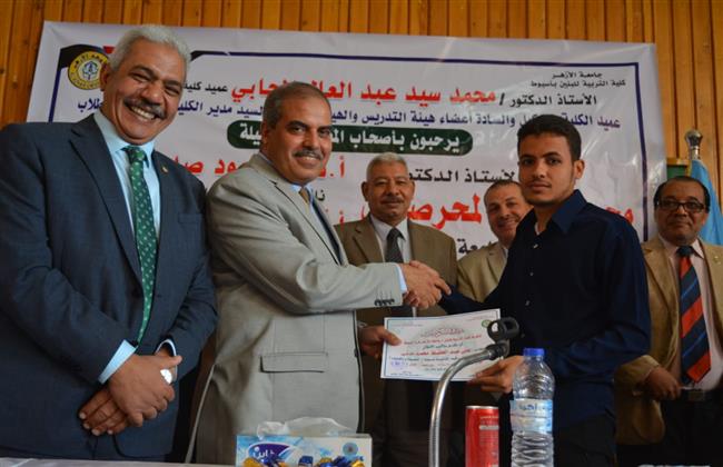 رئيس جامعة الأزهر يكرم المتميزين في الأنشطة الطلابية