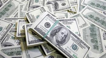 الدولار ينخفض وسط ترقب قرارات أسعار الفائدة 