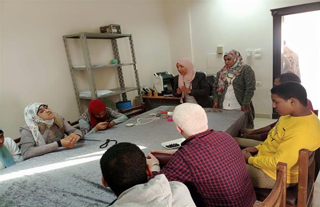 ورشة أعمال فنية للمكفوفين بكلية ألسن الأقصر