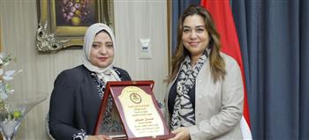   مدرسة النيل المصرية تهدى الدكتورة منال عوض درعًا تذكاريًا