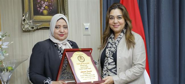 مدرسة النيل المصرية تهدى الدكتورة منال عوض درعًا تذكاريًا