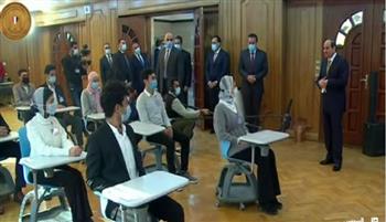   الرئيس السيسي يتفقد كليات جامعة كفر الشيخ ويستمع لمشروعات التخرج لعدد من الطلاب