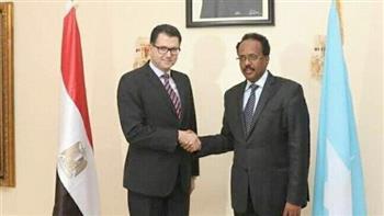 السفير المصري الجديد يقدم أوراق اعتماده الى الرئيس الصومالي