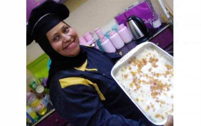 10سنين كفاح.. «أم أحمد» أول سيدة بالأقصر حولت مطبخها لمأكولات العزومة