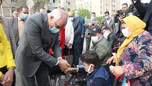 محافظ الجيزة يسلم ٦٧ كرسيا كهربائيا وتروسيكلا لـ ذوى الهمم 