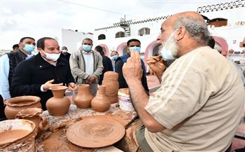   السيسي يتبادل التحية مع المواطنين والعاملين في ورش الفخار بمصر القديمة