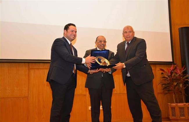 «شعراوي» يكرم محافظ الوادي الجديد ومسئول مركز المعلومات بالمحافظة