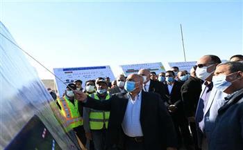 وزير النقل ومحافظ قنا يتفقدان مشروع ازدواج طريق قنا - الأقصر الصحراوي الشرقي