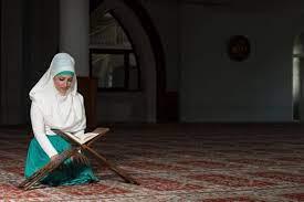 هل يجوز للمرأة قراءة القرآن بدون حجاب؟.. الإفتاء تجيب