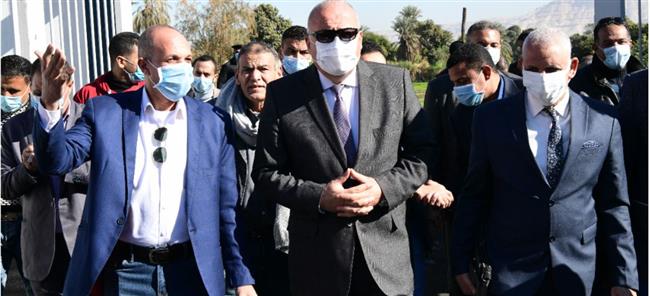 محافظ قنا يتفقد محطتىّ مياه الشرب بفرشوط ودشنا