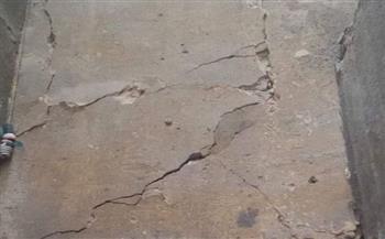 بعد حدوث تصدعات.. إخلاء عقار من السكان بمصر القديمة 