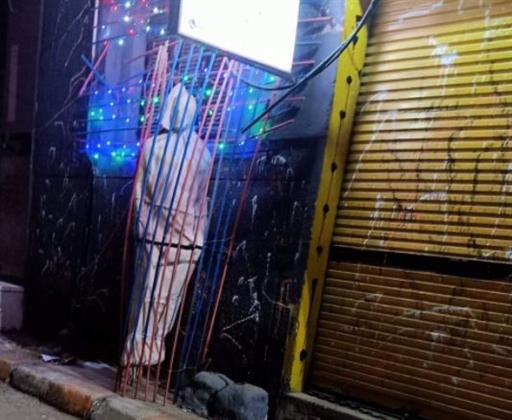 تحرك سريع.. ردود أفعال غاضبة بسبب دعاية مثيرة لمحل بيع أكفان الموتي في قنا