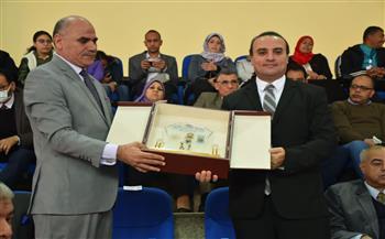 رئيس جامعة الأقصر يهدى درع البطولة للشباب والرياضة 
